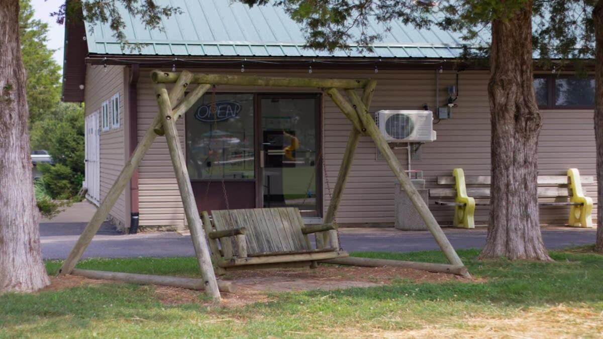 Lovely Rustic Cabin In بلومنقتون المظهر الخارجي الصورة
